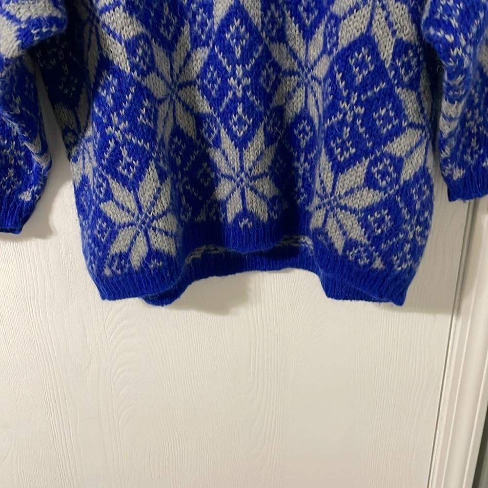 Benetton Vintage Asymmetrical Snowflake Pattern Sweater (Fits Like A Large/XL) - Picture 4 of 6